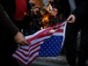 В Гърция изгориха знамето на САЩ в знак на протест срещу ударите в Сирия
