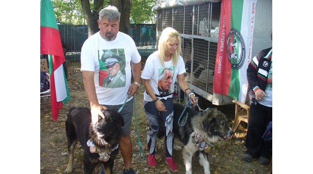 Тези красиви кучета от породата "българско овчарско куче" дойдоха на изложението от Монтана.