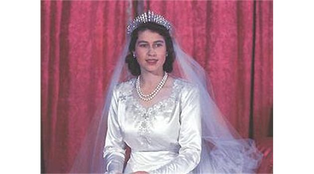 СПЪНКА: Елизабет II поврежда бижуто от диаманти часове преди сватбата си.