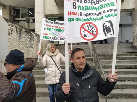 Павел Гимишев е на първа линия с плакат пред РИОСВ.