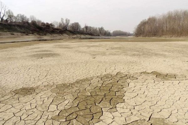 Рекордната суша за последните 70 г. доведе реките в Северна Италия до критично състояние. СНИМКИ Фейсбук