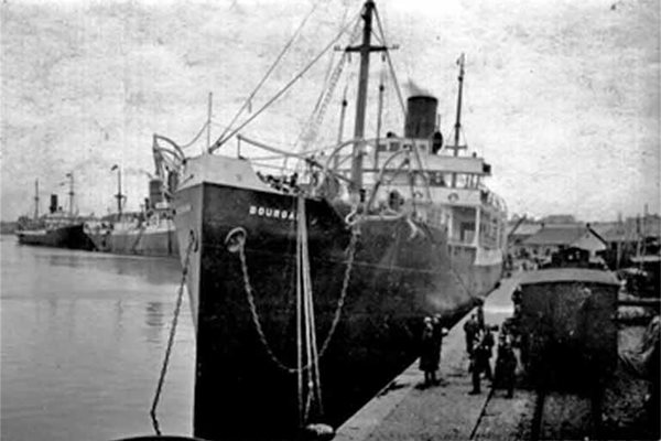 Корабът "Бургас", който през 1938 г. събрал Сезарин и Димитър.

СНИМКА: ФОТО "КОВАЧЕВ" - БУРГАС, 
 ОТ АРХИВА НА "МОРСКИ ВЕСТНИК"