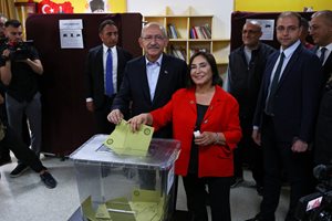 Кемал Кълъчдароглу гласува на втория тур на президентските избори в Турция