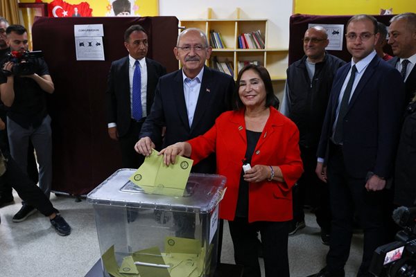 Кемал Кълъчдароглу и жена му Селви гласуват на балотажа в Турция.
СНИМКА: РОЙТЕРС
