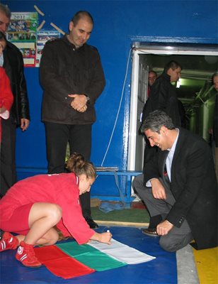 Кандидатът за президент Росен Плевнелиев се срещна със световната шампионка по самбо Цветелина Цветанова, няколко дни след като тя спечели титлата от Световното първенство за юноши в Рига през 2011 г.