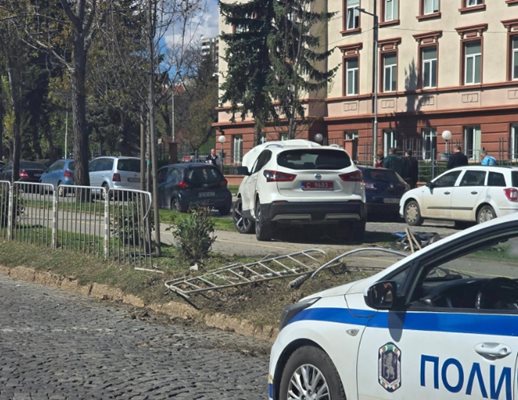 Кола събори ограда пред Софийския районен съд 
Снимка: Фейсбук/ Antoni Kardanov