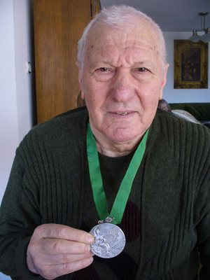 Евгени Янчовски показва сребърния си медал от Олимпиадата в Мексико през 1968 година.