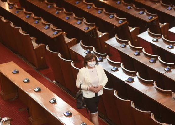 Корнелия Нинова в парламента СНИМКА: Велислав Николов