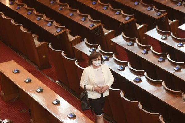 Корнелия Нинова в парламента СНИМКА: Велислав Николов