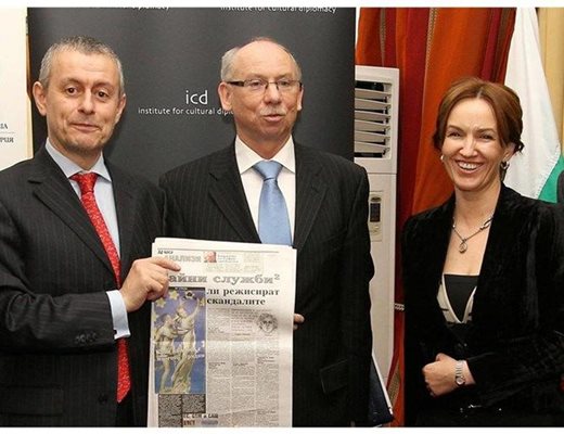 Соломон и Гергана Паси с еврокомисаря по финансите Януш Левандовски през 2011 г., когато ЕК дава ход на идеята за универсално зарядно.