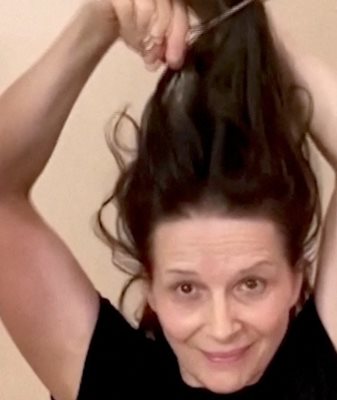 Водещи френски актриси, сред които Жулиет Бинош и Изабел Юпер, отрязаха кичури от косите си в знак на солидарност с протестите заради смъртта на иранката Махса Амини. СНИМКА: РОЙТЕРС