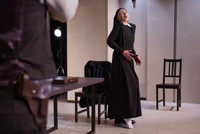 Сцена от спектакъла с монахините СНИМКА: Сатиричен театър
