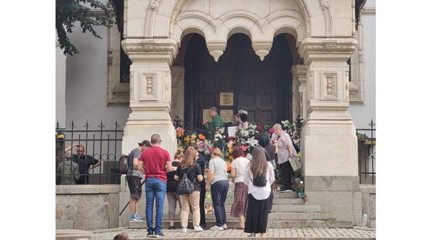 Миряни протестираха пред храма след затварянето му.