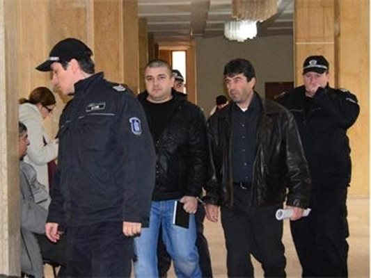 Подсъдимите Стоян Петров и Стоян Колев (от дясно на ляво) влизат под конвой в съдебната зала. Снимка: Архив