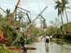 Петима загинаха и над 380 000 бяха евакуирани заради тайфун във Филипините