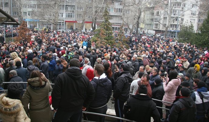 Хиляди протестиращи скандираха: “Свобода” в подкрепа на задържания д-р Иван Димитров от Пловдив.