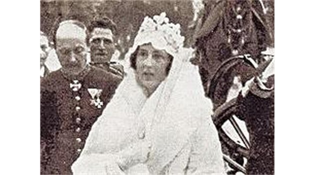 ЦАРСКИ РАЗКОШ: Царица Йоанна също се венчава с безценна диадема от диаманти.