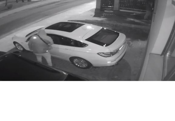 Крадците отмъкват колата за секунди, докато собственикът се отдалечава от нея. 