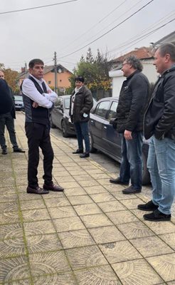 Георги Мараджиев с полицаи пред дома си.