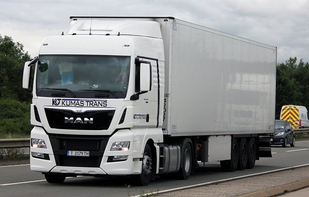 Камион на фирмата “Кумас транс”