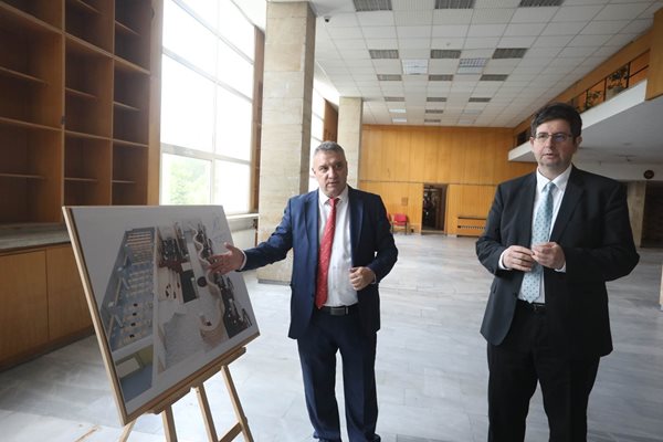 Ректорът на УНСС проф. д-р Димитър Димитров заедно с бившия финансов министър Петър Чобанов откриват ремонтните дейности в библиотеката на университета