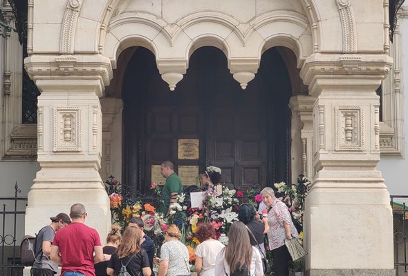 Протестиращи срещу затварянето на храма трупат цветя пред вратите.
 
СНИМКА: ГЕОРГИ
КЮРПАНОВ