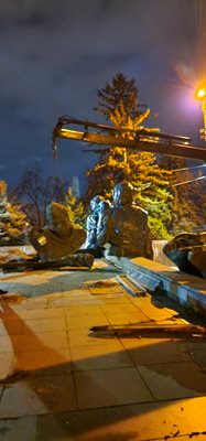 Товарят фигурите от Паметника на съветската армия