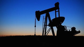 Петролът е напът да запише трети пореден месец с ръст в цените