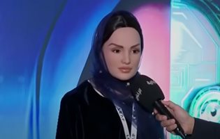 Първите арабски роботи - женският не говори за секс, а мъжкият опита да опипа репортерка (Видео)