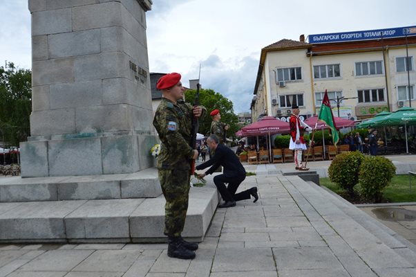 С шествие по главната пешеходна улица и полагане на цветя пред паметника на Гоце Делчев благоевградската общественост се поклони пред паметта и делото на великия български революционер.