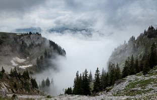 Условията за туризъм в планините не са добри, облачно и мъгливо е