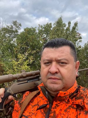 Сали Табаков позира с една от пушките си.