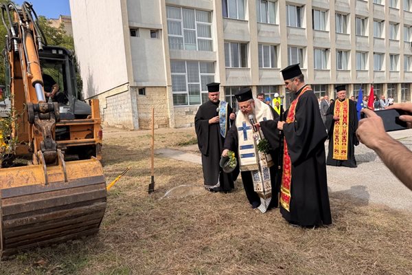 Направиха първа копка на изграждането на физкултурен салон и топла връзка към ОУ „Никола Обретенов" Снимка: Община Русе