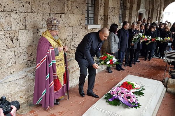 Цветанов се преклони пред саркофага на един от най-великите български царе  Снимки: Фейсбук/ Цветан Цветанов