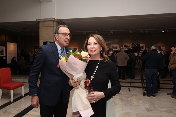 Президентът Петър Стоянов пристигна за откриването на изложбата с голям букет за съпругата си Антонина Стоянова. Снимки: Николай Литов