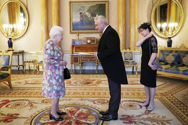 Посланикът на Република България във Великобритания Марин Райков връчи акредитивните си писма на кралица Елизабет II СНИМКИ: МВнР