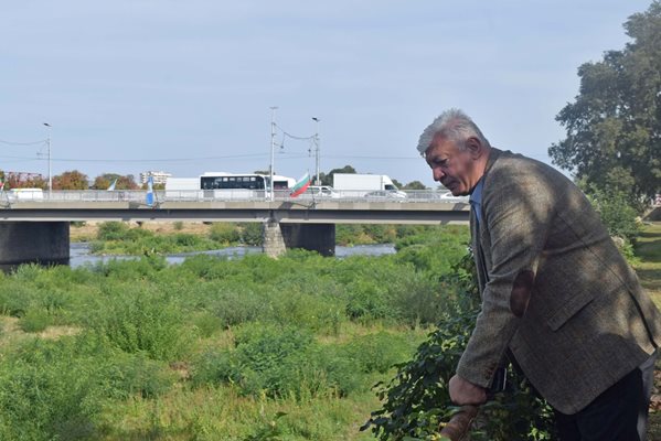 Здравко Димитров посочи, че почистването на речното корито е превантивна мярка при силни наводнения. 