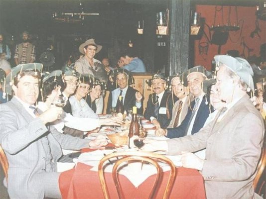 В Сидни през 1988 г. с учениците. Предният вляво е бъдещият проф. Генчо Начев
