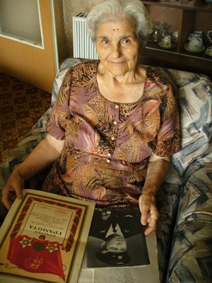 Василка Георгиева, сега на 88 години, е единствената жена в историята на БДЖ, която е работила като машинист на парен локомотив. Днес тя празнува именния си ден. 
