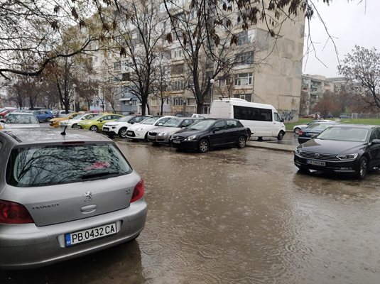 Междублокови пространства в Пловдив плуват във вода. Снимки: Радко Паунов