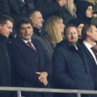 Драган Шолак (вторият от ляво на дясно) си говори със съдружника си в Sport Republic Хенрик Крафт през януари тази година на стадиона на “Саутхемптън”, след като компанията им закупи английския клуб. СНИМКА: РОЙТЕРС