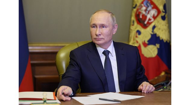 Предстои Владимир Путин да отговори на поканата от Макрон
