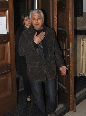 Веско  Анчов  напуска военния съд на 6 март 2012, след като подсъдимите току- що са оправдани.