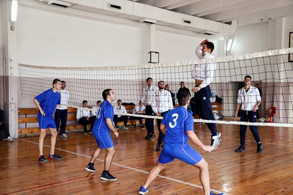 Волейболистите на "Левски София" се позабавляваха с учениците в почивния си ден.