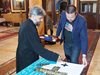 Авангарден художник рисува заедно с новия старозагорски митрополит Киприян

