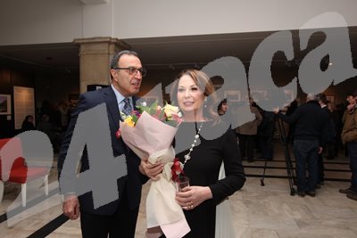 Президентът Петър Стоянов пристигна за откриването на изложбата с голям букет за съпругата си Антонина Стоянова. Снимки: Николай Литов
