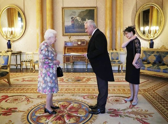 Посланикът на Република България във Великобритания Марин Райков връчи акредитивните си писма на кралица Елизабет II СНИМКИ: МВнР