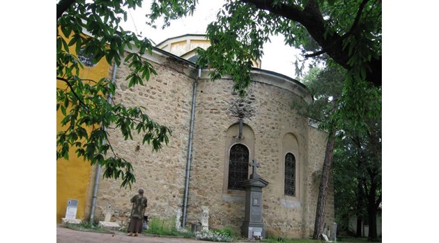 Белокаменният гроб на отец Петър (в средата)