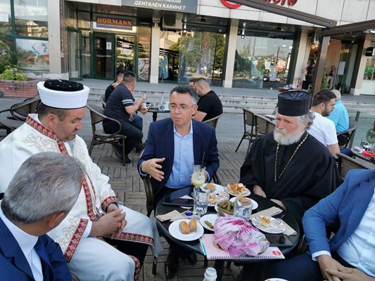 По традиция кметът на Кърджали Хасан Азис черпи духовниците на града с кафе на всеки по-голям празник