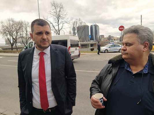 В подкрепа на протеста пред РИОСВ дойде и областният управител Йордан Иванов, до него е и Иван Стефанов от Белащица.
